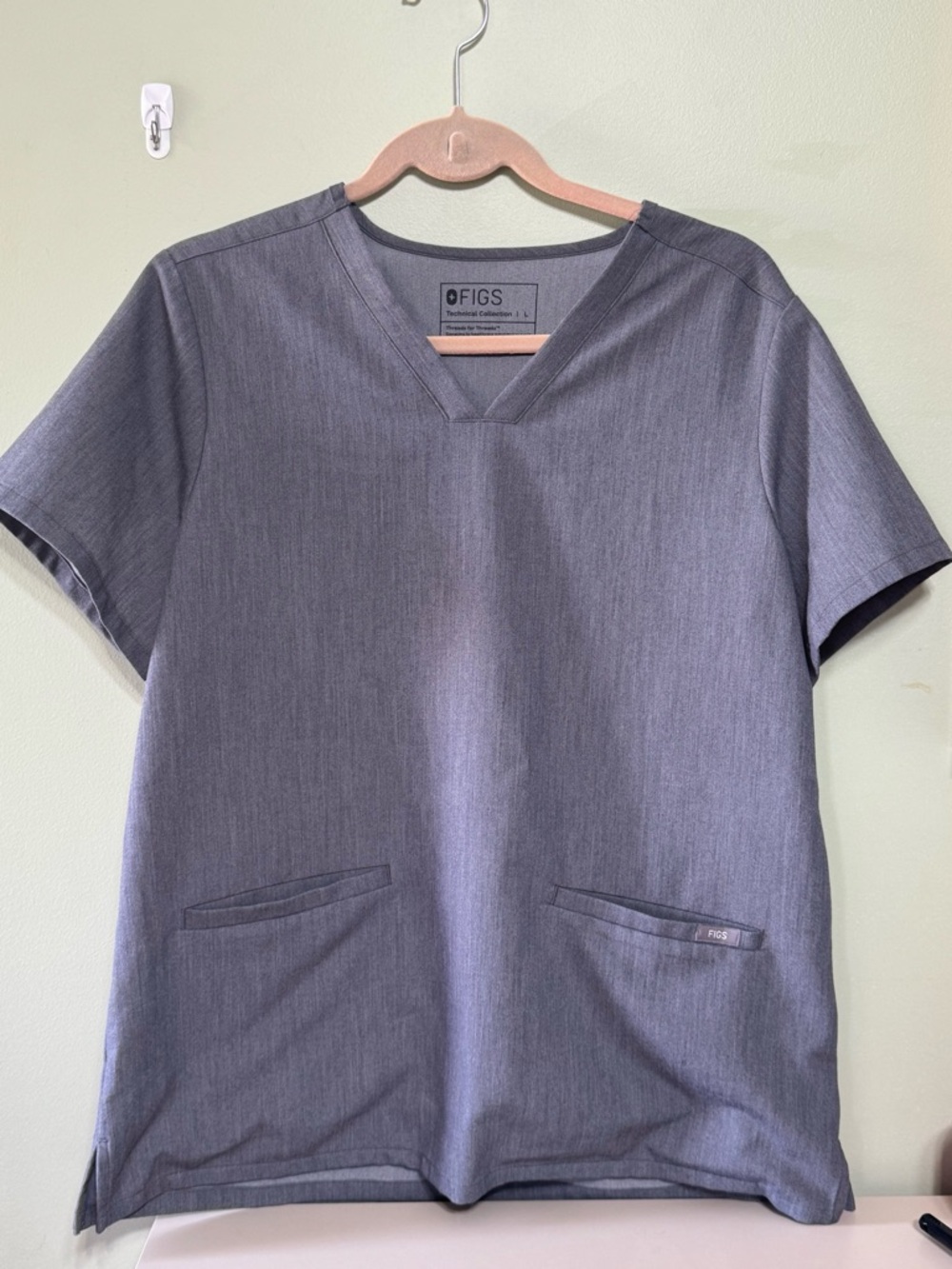 NWOT Women’s Figs Casma Three Pocket V-neck Scrub Top, Graphite, Large